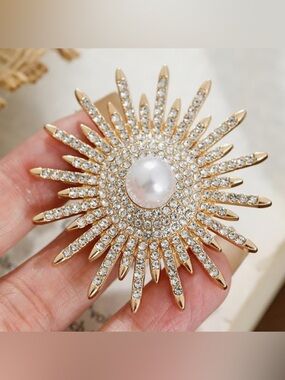Stunning Nordstrom Sparkling Crystal Pearl Sunburst Brooch